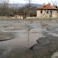 Площадът събира водите, стичащи се от улиците над него, което ускорява корозията