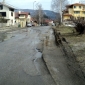 Коловоз по тревата от страни, вижда се, че е минавано и с големи автомобили