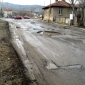 Коловоз по тревата от страни, вижда се, че е минавано и с големи автомобили
