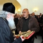 Бойко Борисов връчва подарък Светото писание на патриарх Неофит